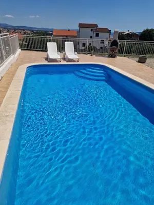 Bazen u objektu Apartment Nelly ili u blizini