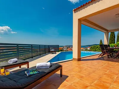 Bazen u objektu Holiday Home Paola by Interhome ili u blizini
