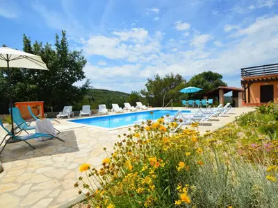 Bazen u objektu Apartment Bilice by Interhome ili u blizini
