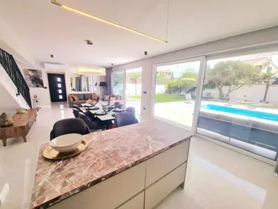 Bazen u objektu Villa Lumino ili u blizini