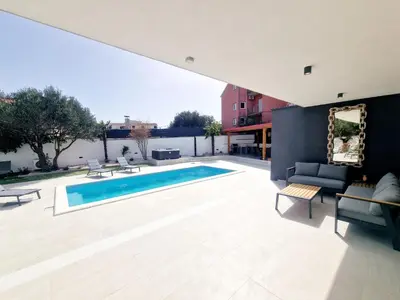Bazen u objektu Villa Lumino ili u blizini