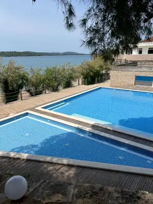 Bazen u objektu Olive House Pirovac ili u blizini