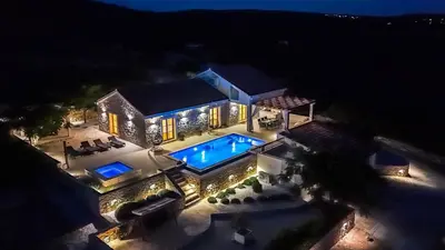 Bazen u objektu Villa Provansa ili u blizini