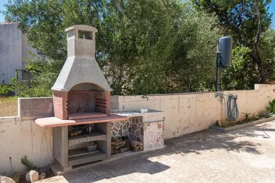Oprema za roštilj dostupna gostima apartmana
