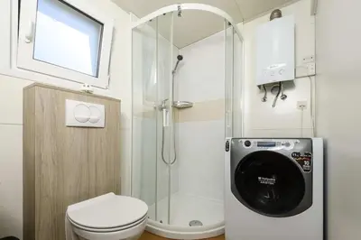 Kupaonica u objektu Cozy and Chic Little House with pool Ivinj - 5