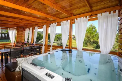 Bazen u objektu Cozy and Chic Little House with pool Ivinj - 5 ili u blizini