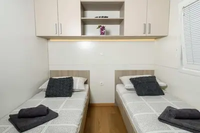 Krevet ili kreveti u jedinici u objektu Cozy and Chic Little House with pool Ivinj - 5