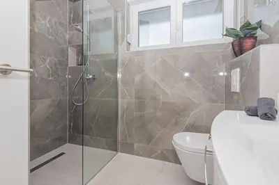 Kupaonica u objektu VILA VASILJ dein eigener Pool oder dein eigener Whirlpool mit Aussicht, dein Urlaub, deine Privatsphäre, deine Wahl