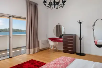 Krevet ili kreveti u jedinici u objektu Luxury villa Sea Whisper steps from beach with indoor & outdoor pools near Šibenik