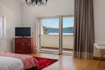 TV i/ili zabavni centar u objektu Luxury villa Sea Whisper steps from beach with indoor & outdoor pools near Šibenik