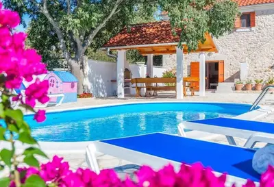 Bazen u objektu The Grandfather's courtyard villa with heated pool ili u blizini