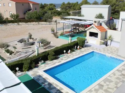 Bazen u objektu Villa Ava ili u blizini