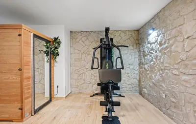 Fitness centar i/ili fitness sadržaji u objektu Villa Tria Quercus with Rooftop Pool