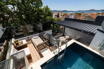 Bazen u objektu Villa Tria Quercus with Rooftop Pool ili u blizini