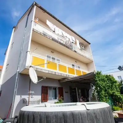 Apartments with parking space Sibenik - 22886