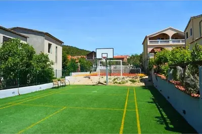 Tereni za tenis i/ili skvoš u sklopu objekta Kuća NIKA ili u blizini