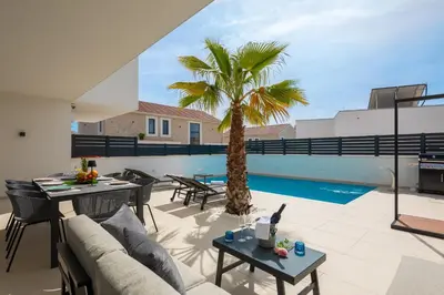 Bazen u objektu Villa VIEW Vodice Luxury - Sea view ili u blizini