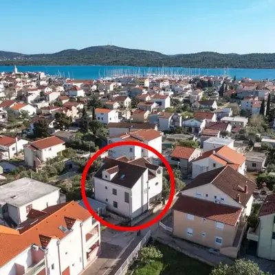 Apartments with parking space Pirovac