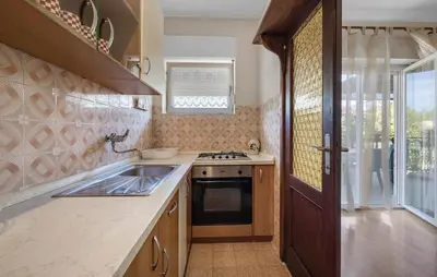 Kuhinja ili čajna kuhinja u objektu 2 Bedroom Nice Apartment In Sibenik