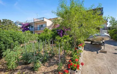 Vrt u objektu Stunning Apartment In Sibenik With Wifi