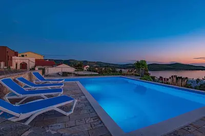 Bazen u objektu Amazing Mediterranean view Villa Oliva Zaboric ili u blizini