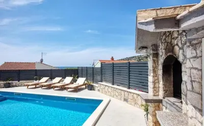 Bazen u objektu House Mirka ili u blizini