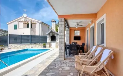 Bazen u objektu House Mirka ili u blizini