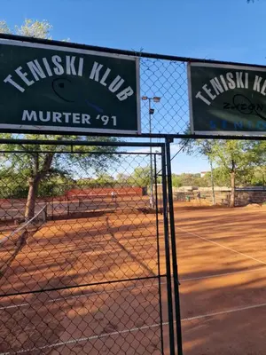 Tereni za tenis i/ili skvoš u sklopu objekta Mobile House Emma Murter ili u blizini