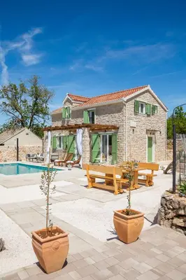 Bazen u objektu Villa Cavalleria Rusticana with heated pool and vineyard ili u blizini