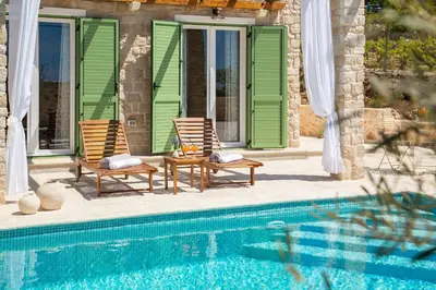 Bazen u objektu Villa Cavalleria Rusticana with heated pool and vineyard ili u blizini