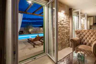 Bazen u objektu Villa Cavalleria Rusticana with heated pool and vineyard ili u blizini