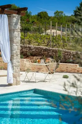 Bazen u objektu Villa Cavalleria Rusticana with heated pool and vineyard ili u blizini