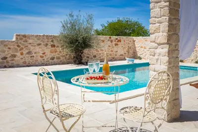 Bazen u objektu Villa Cavalleria Rusticana with heated pool and vineyard ili u blizini