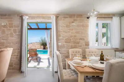 Bazen u objektu Villa Cavalleria Rusticana with heated pool and vineyard ili u blizini