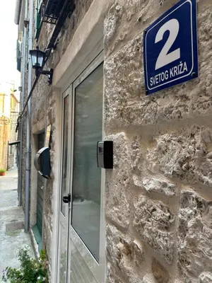 Certifikat, nagrada, logo ili neki drugi dokument izložen u objektu Apartment Miriam