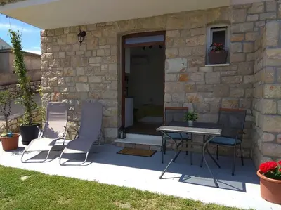 Popločani dio dvorišta ili vanjski dio objekta Marija- ground floor studio next to the beach