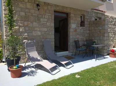 Popločani dio dvorišta ili vanjski dio objekta Marija- ground floor studio next to the beach