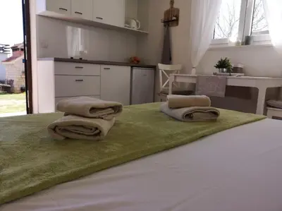 Kuhinja ili čajna kuhinja u objektu Marija- ground floor studio next to the beach