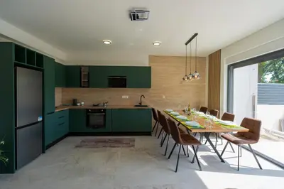 Kuhinja ili čajna kuhinja u objektu Three-Bedroom Premium Holiday Home Atmosfera with Private Pool&Sauna