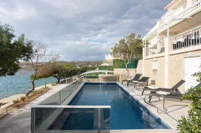 Bazen u objektu Villa Sea Touch - beachfront, with a heated pool ili u blizini