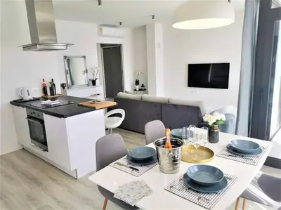 Kuhinja ili čajna kuhinja u objektu P1 Beachfront one bedroom apartment
