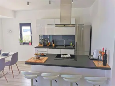 Kuhinja ili čajna kuhinja u objektu P1 Beachfront one bedroom apartment