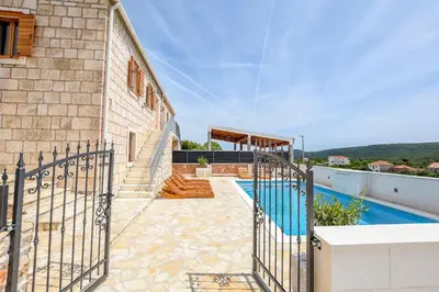 Bazen u objektu Villa Grgo ili u blizini