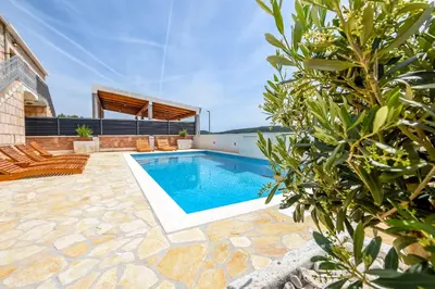 Bazen u objektu Villa Grgo ili u blizini