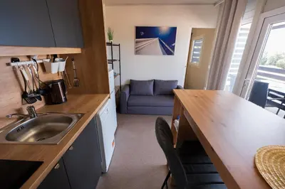 Kuhinja ili čajna kuhinja u objektu Mobile Homes Pirovac with 2 shared Pools