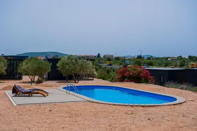 Bazen u objektu Mobile Homes Pirovac with 2 shared Pools ili u blizini