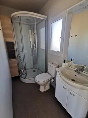 Kupaonica u objektu Mobile Homes Pirovac with 2 shared Pools