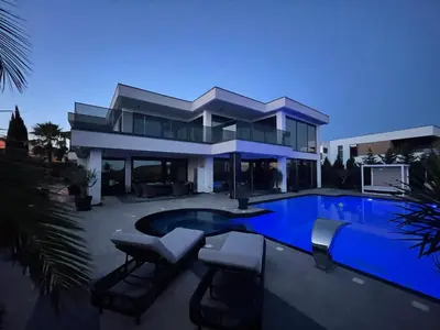 Bazen u objektu Residence Malibu Sunrise ili u blizini
