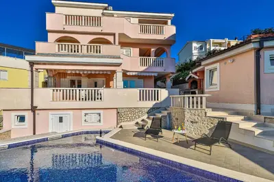 Bazen u objektu Seaside apartments with a swimming pool Razanj, Rogoznica - 9723 ili u blizini