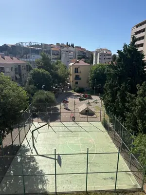 Tereni za tenis i/ili skvoš u sklopu objekta Bruno ili u blizini